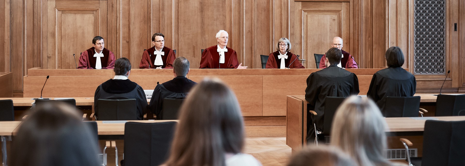 Richterbank mit Richtern während einer mündlichen Verhandlung