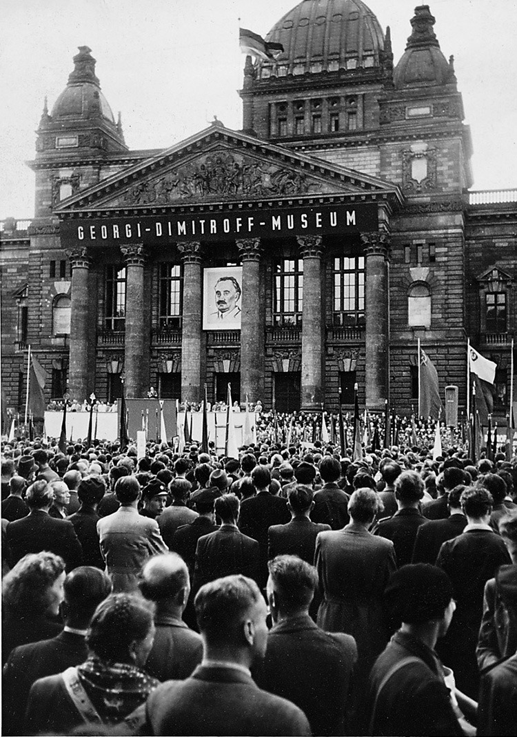Blick auf eine Demonstrationsveranstaltung vor dem Georgi-Dimitroff-Museum, Stadtgeschichtliches Museum Leipzig